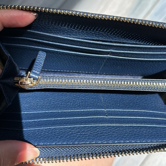 Tory Burch Carter Smartphone Wallet Blue - Picture 7 of 8